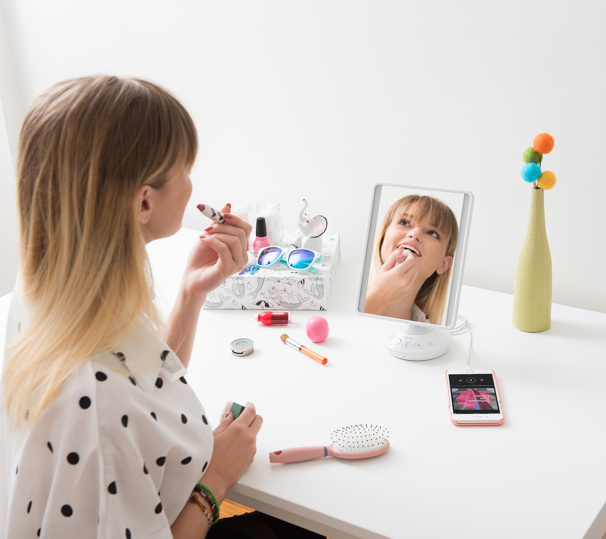 iHome 7 x 9 Reflect iCVBT2 Adjustable Vanity Mirror with Bluetooth Audio White White, 7 x 9 Flat Panel LED Lighting LED Lighting Siri /& Google Support USB Charging Hands-Free Speakerphone